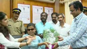 புதிய வரலாறு படைத்த பார்வையற்ற பெண்...! துணை ஆட்சியராக பதவியேற்பு 