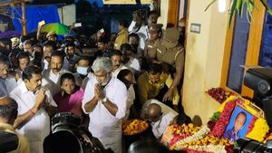 சுஜித்தின் பெற்றோரை நேரில் சந்தித்து முதல்வர் பழனிச்சாமி ஆறுதல்.. ரூ.20லட்சம் நிதியுதவி அறிவிப்பு 
