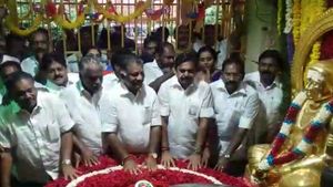 விழாக்கோலத்தில் பசும்பொன்.. முத்துராமலிங்கத் தேவர் குருபூஜை... இ.பி.எஸ், ஓ.பி.எஸ். மரியாதை 