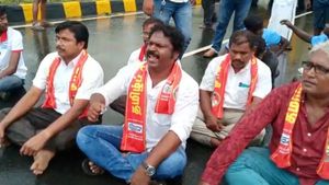 வண்டி வண்டியாக கொண்டு வந்து பணத்தை கொட்டுகின்றனர்.. விக்கிரவாண்டியில் கொந்தளித்த கெளதமன்