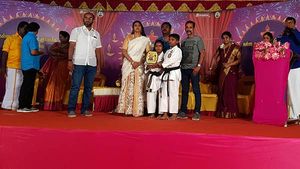 கராத்தேவில் மெர்சல்.. ஒரே நேரத்தில் சகோதர சகோதரியாக பிறந்த இரட்டையர்கள்.. கஸ்தூரி அளித்த விருது 