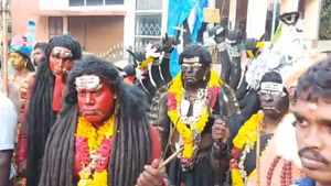 குலசை தசரா விழா.. குமரியிலிருந்து கிளம்பிய பக்தர்கள்.. ஆப்பிள் கொடுத்து வழியனுப்பிய மக்கள்!