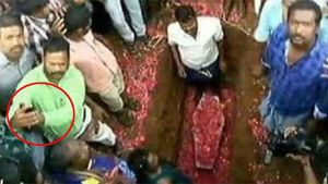  இங்க கூடவா செல்பி.. ஒரு விவஸ்தை இல்லையா.. மனசுல ஈரமே இல்லையா.. வறுத்தெடுக்கும் நெட்டிசன்கள் 