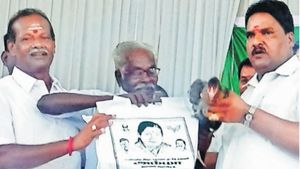நாட்டுக்கோழியும்...ரூ.1,000 பணமும்... தீபாவளி பரிசு வழங்கிய அதிமுக எம்.எல்.ஏ. 