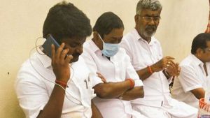 நெகிழ வைத்த மணப்பாறை எம்எல்ஏ.. கிட்னி ஆபரேஷன் செய்த நிலையிலும் சுஜித் கிராமத்தில் முகாம்! 