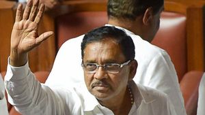 கர்நாடகா அரசியலில் மீண்டும் பரபரப்பு.. முன்னாள் துணை முதல்வர் ஜி பரமேஸ்வராவின் வீட்டில் ஐடி ரெய்டு 