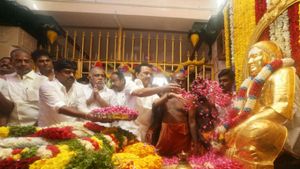 முத்துராமலிங்கத் தேவர் நினைவிடத்தில் மு.க.ஸ்டாலின் மரியாதை 