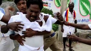 சட்டை கிழிந்தது.. மாறி மாறி அடித்து கொண்ட பாமக, தேமுதிக தொண்டர்கள்.. விக்கிரவாண்டியில் பரபரப்பு 