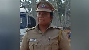 தேவிக்கு பணம் மீது அவ்ளோ ஆசை.. சிக்கிய தங்க புதையல்.. துரத்தி வந்த துரதிர்ஷ்டம்.. இப்போது சிறையில்!