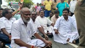 பலே காங்கிரஸ்.. வாக்குப் பதிவின்போதே ரூ. 5000 டோக்கன் விநியோகம்.. புதுவையில் பரபரப்பு