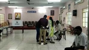  காமராஜர் நகர் இடைத் தேர்தல்.. புதுச்சேரியில் வாக்குப் பதிவு விகிதம் சரிந்தது.. 69.44% பதிவு!