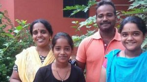 புதுச்சேரி அருகே சோகம்.. பூட்டிய வீட்டுக்குள் 4 அழுகிய பிணங்கள்.. குடும்பத்தோடு தற்கொலை