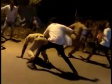 புதுச்சேரி.. நடு ரோட்டில் போலீஸாரை சரமாரியாக தாக்கிய ரவுடிகள்.. கட்டிப் புரண்டு சண்டை!
