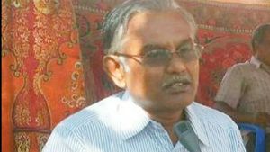 மாணவர்கள் மோதல்.. விலக்கி விடப் போன எச்.எம்.. கொலை வெறித் தாக்குதல்.. மருத்துவமனையில் அனுமதி!
