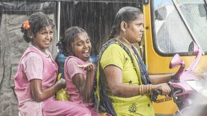தொடர்ந்து பெய்து வரும் கனமழை... மூன்று மாவட்டங்களுக்கு நாளை பள்ளிகளுக்கு விடுமுறை 