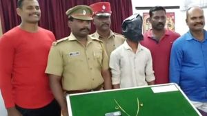 சரக்கு வேணுமா சார்.. எங்க கூட வாங்க.. நம்பிப் போன தொழிலதிபர்.. ரூ. 1.5 லட்சம் நகை காலி!