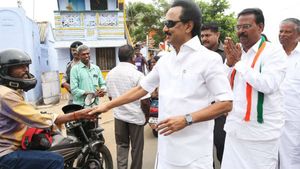 தினமும் ஒரு புதுச்சட்டை... பிரச்சாரத்தில் கலக்கும் ரூபி மனோகரன் 