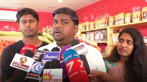 மோடி வருகைக்கு தானியங்கி பேனர்.. காற்றடித்தால் கீழே விழாது.. மேலே செல்லும்.. தருமபுரி எம்பி நக்கல் 