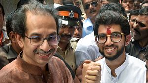 மகாராஷ்டிரா தேர்தல்: நினைத்ததை சாதித்த பாஜக! ஆதித்யா தாக்கரேவுக்காக இறங்கிப் போன சிவசேனா!! 