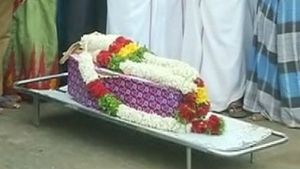 சவப்பெட்டியில் குழந்தை சுஜித் உடல்... ஊரோடு சேர்ந்து வானமும் அழுதது! 