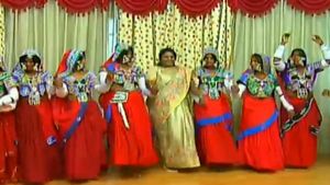 எளிமையான தலைவர்.. பழங்குடியின மக்களுடன் நடனம் ஆடிய தமிழிசை.. தெலுங்கானா மக்கள் பாராட்டு! 