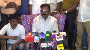 அதிமுக மூலமாக தமிழகத்தில் வேரூன்ற பார்க்கிறது பாஜக.. தொல் திருமாவளவன் குற்றச்சாட்டு 