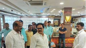 லலிதா ஜுவல்லரியை பார்வையிட்ட திருநாவுக்கரசர் எம்.பி...! 