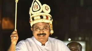 பீனிக்ஸ் பறவையாக மீண்டு வருவார்.. திருப்பூரை குறி வைக்கும் டிடிவி தினகரன்.. புகழேந்திக்கு பதிலடி! 