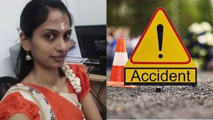 சரிந்து விழுந்த கொடிக்கம்பம்... அனுராதா கால் மீது ஏறி இறங்கிய லாரி..  கோவையில் ஒரு கொடுமை! 