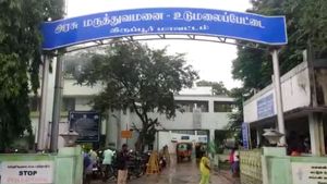 உடுமலை அருகே பைக்குகள் பயங்கர மோதல்.. பெட்ரோல் டேங்க் வெடித்து இருவரும் கருகி சாவு 
