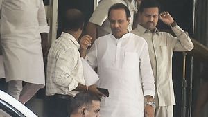 உடனே எஸ்கேப்பாகி தம்பி வீட்டிற்கு சென்ற அஜித் பவார்.. மகனுடன் திடீர் சந்திப்பு.. நலம் விசாரிப்பு! 