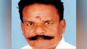 இந்த செல்போனை கண்டுபிடிச்சவன் இருக்கானே.. அவனை மிதிக்கணும்.. அமைச்சரின் ஆவேசம்.. ! 