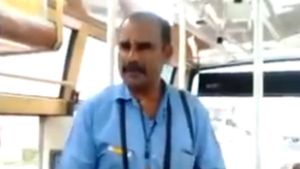 பஸ்சை நிறுத்துகிறேன், புளிப்பு மிட்டாய் தருகிறேன்.. அசத்தும் அரசு பஸ் கண்டக்டர்.. பாராட்டும் பயணிகள்