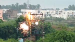 அசால்டாக ஒரு மோதல்.. வெடித்து சிதறிய டிரான்ஸ்பார்மர்.. கோவை அருகே யானைகள் அட்டகாசம்! பரபர காட்சிகள் 