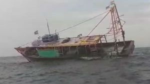 மீன்பிடி படகில் ஓட்டை.. கண் முன்பே கடலில் மூழ்கியது.. மீனவர்கள் அதிர்ச்சி!