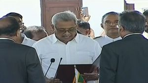 மீண்டும் கைக்கு வந்தது அதிகாரம்.. இலங்கையின் புதிய அதிபராக கோத்தபய ராஜபக்சே பதவி ஏற்பு! 