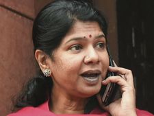 வழக்கை சந்திக்க வேண்டும்..  கனிமொழி மனு தள்ளுபடி.. உயர்நீதிமன்றம் அதிரடி 