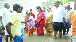 களத்தில் இறங்கிய கனிமொழி... தூத்துக்குடியில் முகாமிட்டு நடவடிக்கை 