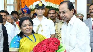 ஆளுநர் தமிழிசையை சந்தித்த கேசிஆர்.. 52 நாள் போராட்டத்தை கைவிட்ட பேருந்து ஊழியர்கள்.. என்ன நடந்தது? 