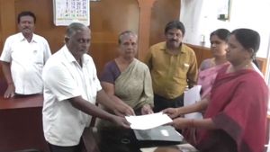 ரூ 3 கோடி சொத்தை பறித்து தாய்- தந்தையை விரட்டிய மகன்.. சொத்தை மீட்டு பெற்றோரிடம் ஒப்படைத்த அதிகாரி 