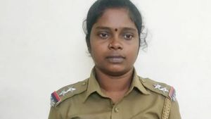 தூக்கி வாரிய கொண்டை.. டிப்டாப் காக்கிசட்டை.. ஸ்டேஷனுக்கு திடீர் என்ட்ரி..இப்ப மேடம் கம்பி எண்ணுறாங்க