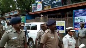 மதுரை மீனாட்சி அம்மன் கோவிலுக்கு வெடிகுண்டு மிரட்டல்.. பாதுகாப்பு அதிகரிப்பு!