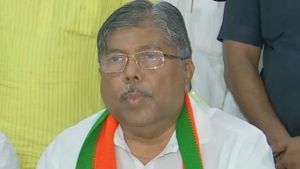 புது ட்விஸ்ட்.. மகாராஷ்டிராவில் ஆட்சியமைக்க போவது பாஜகதான்.. சொல்கிறார் பாட்டில் 