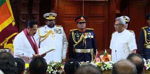 இலங்கையின் புதிய பிரதமராக பதவியேற்றார் மகிந்த ராஜபக்சே 
