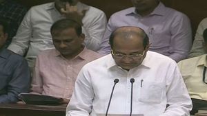   மகாராஷ்டிரா சட்டசபை சிறப்புக் கூட்டம் தொடக்கம்- புதிய எம்.எல்.ஏக்கள் பதவியேற்றனர்