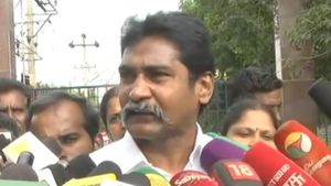 புது லுக்கில் முகிலன்.. தமிழ் மண் தமிழருக்கானது.. விட மாட்டோம்.. திருச்சி சிறை வாசலில் ஆவேசம் 