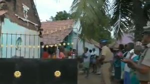 தாயையும் மகளையும் திட்டிய தம்பி.. வெகுண்ட அண்ணன்.. வெட்டி வீழ்த்தினார்!