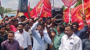 ஈழத் தமிழர் சிறப்பு முகாம்களை மூட வலியுறுத்தி திருச்சியில்  நாம் தமிழர்  முற்றுகைப் போராட்டம்! 