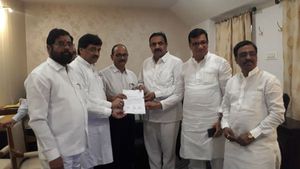 எம்.எல்.ஏக்கள் ஆதரவு கடிதங்களுடன் ஆட்சி அமைக்க முதல் முறையாக உரிமை கோரியது காங்-சிவசேனா-என்சிபி 