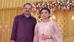 சகோதரியின் மகள் திருமண வரவேற்பு விழா.. மருமகளை வாழ்த்திய பேரறிவாளன் 